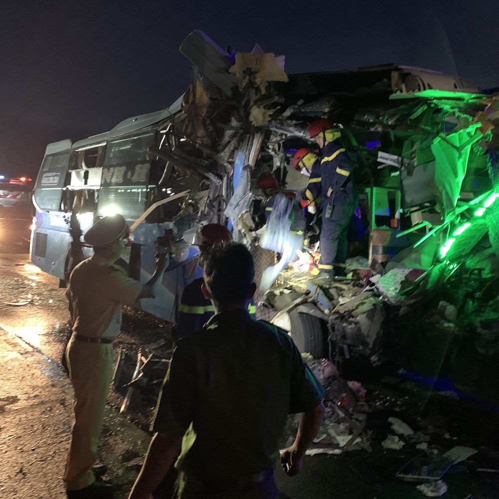 Tin trong nước - Ninh Thuận: Xe khách đâm vào đuôi xe tải, 2 người tử vong