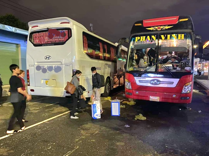 Tin trong nước - CSGT Đà Nẵng phát hiện xe khách 42 chỗ nhồi nhét 57 người