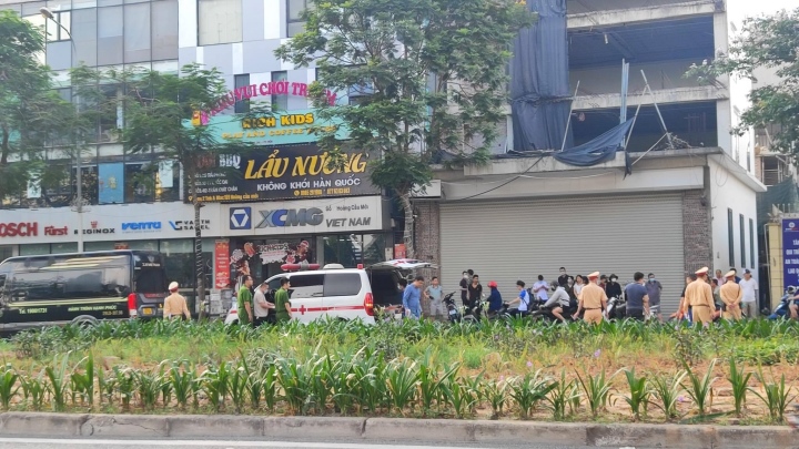 Tin trong nước - Hà Nội: Đi tập thể dục buổi sáng, người phụ nữ bị xe Limousine tông tử vong (Hình 2).