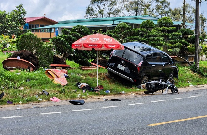 Tin trong nước - Lâm Đồng: Ôtô con mất lái lao sang đường ngược chiều, 2 người thương vong