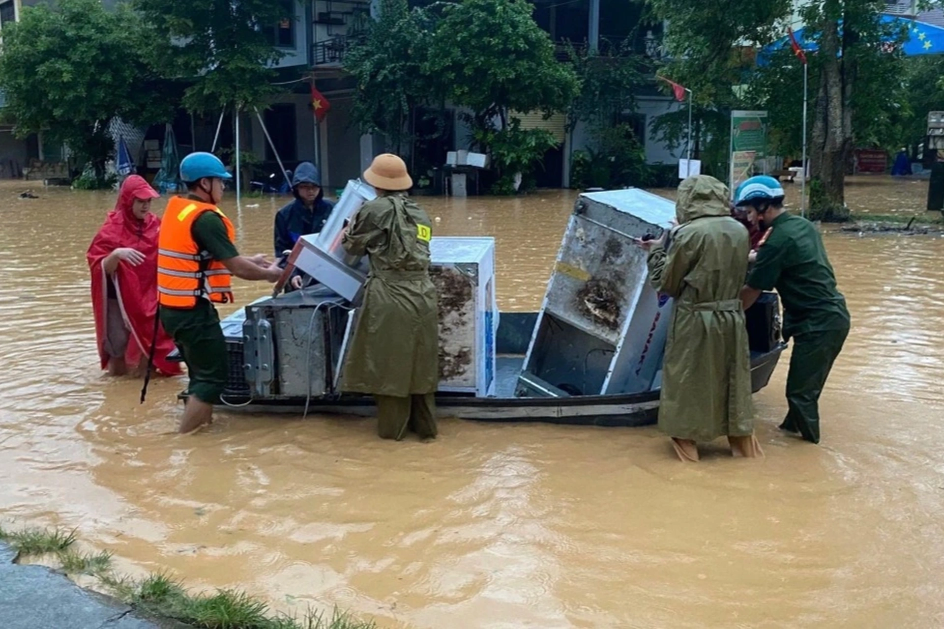 Tin trong nước - Mưa lớn ở Nghệ An, nước cuồn cuộn đổ về, nhiều nơi ngập sâu (Hình 2).