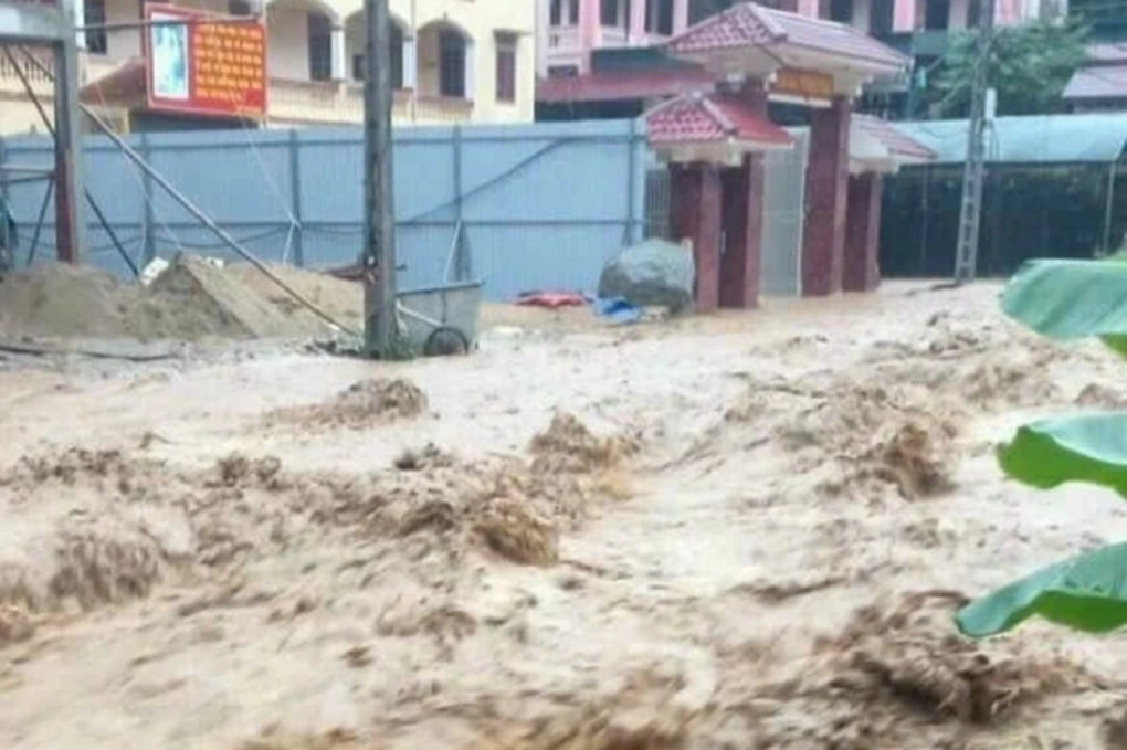 Tin trong nước - Mưa lớn ở Nghệ An, nước cuồn cuộn đổ về, nhiều nơi ngập sâu (Hình 7).