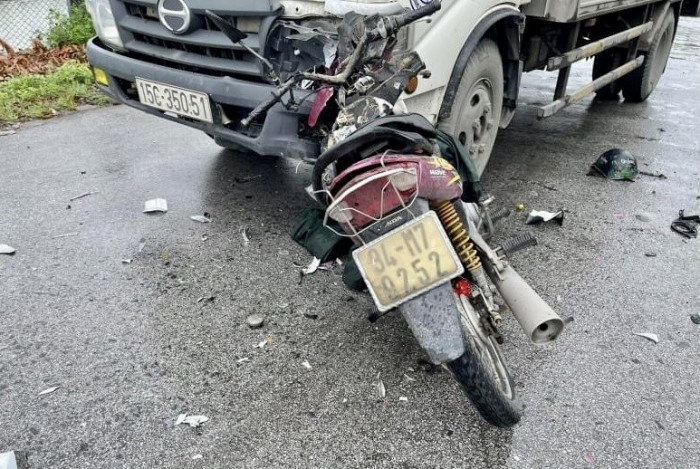 Tin trong nước - Tin tức tai nạn giao thông ngày 25/7/2021: Xe máy cắm chặt vào đầu ô tô tải, 1 người chết