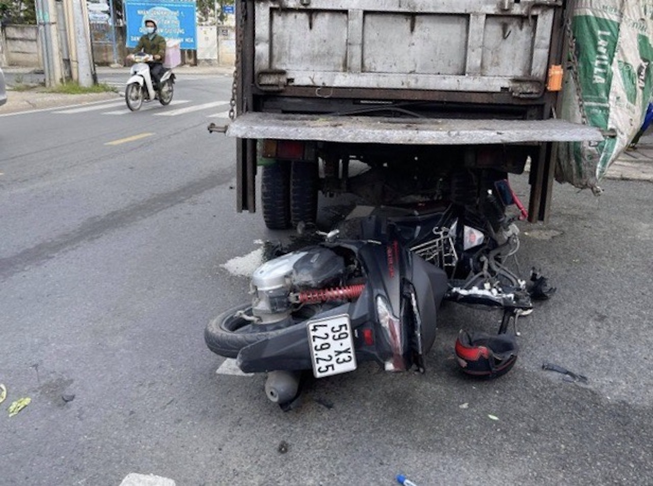 Tin trong nước - Vụ tông vào đuôi xe chở rác đang đậu, người đàn ông tử vong: Camera thu hình ảnh gì?