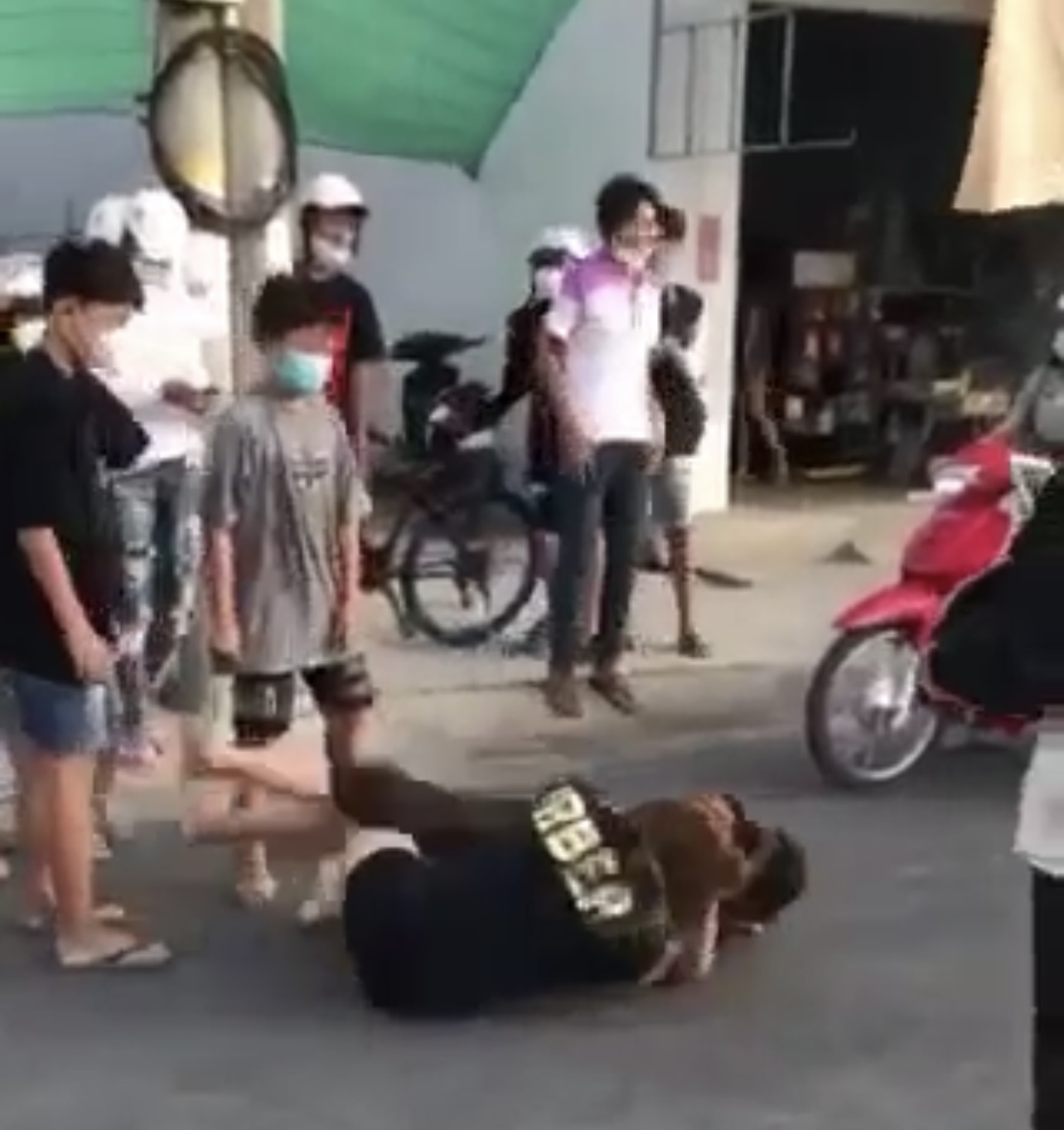 Lại xuất hiện clip 2 thiếu nữ đánh nhau dữ dội giữa đường