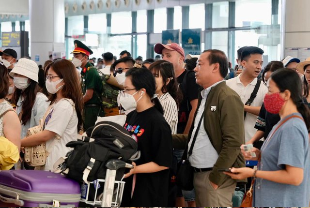 Tin trong nước - 'Biển' người đổ về sân bay Nội Bài, Tân Sơn Nhất dịp nghỉ lễ 2/9 (Hình 2).