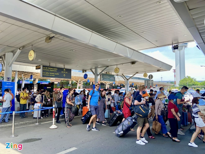 Tin trong nước - 'Biển' người đổ về sân bay Nội Bài, Tân Sơn Nhất dịp nghỉ lễ 2/9 (Hình 5).
