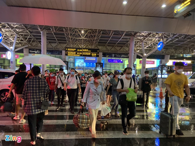 Tin trong nước - 'Biển' người đổ về sân bay Nội Bài, Tân Sơn Nhất dịp nghỉ lễ 2/9 (Hình 6).