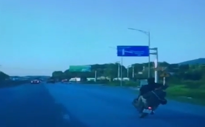 Tin trong nước - 'Ớn lạnh' clip 2 thanh niên đầu trần đi xe máy bốc đầu, đánh võng trên đường