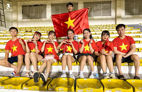 Xã hội - Tặng áo, cờ đỏ sao vàng - Better Trip tiếp lửa cho khán giả Việt Nam