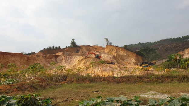 Xã hội - Phú Thọ: Vô tư khai thác đất giữa ranh giới 2 huyện Thanh Sơn và Thanh Thủy