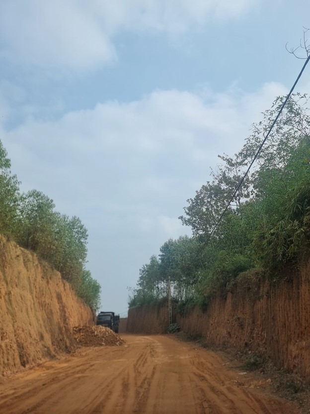 Xã hội - Phú Thọ: Vô tư khai thác đất giữa ranh giới 2 huyện Thanh Sơn và Thanh Thủy (Hình 4).