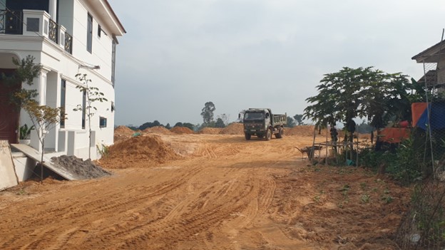 Xã hội - Phú Thọ: Vô tư khai thác đất giữa ranh giới 2 huyện Thanh Sơn và Thanh Thủy (Hình 5).