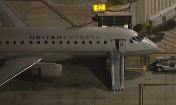 Tin thế giới - Mỹ: Nam hành khách nhảy khỏi máy bay đang chạy trên đường băng
