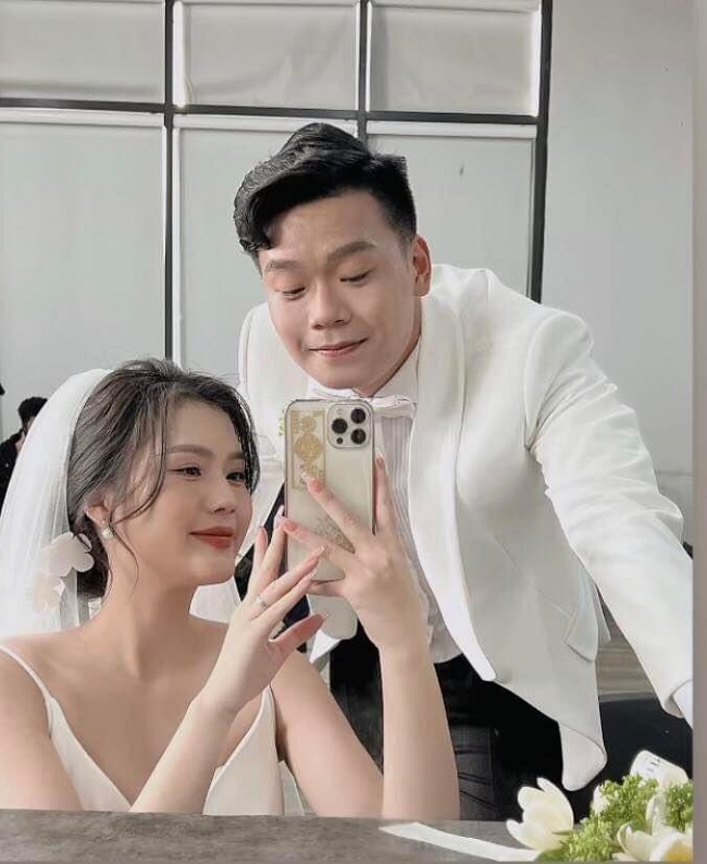 Bóng đá - Trung vệ đội tuyển Việt Nam chụp ảnh cưới, sắp về chung nhà với bạn gái xinh đẹp (Hình 2).