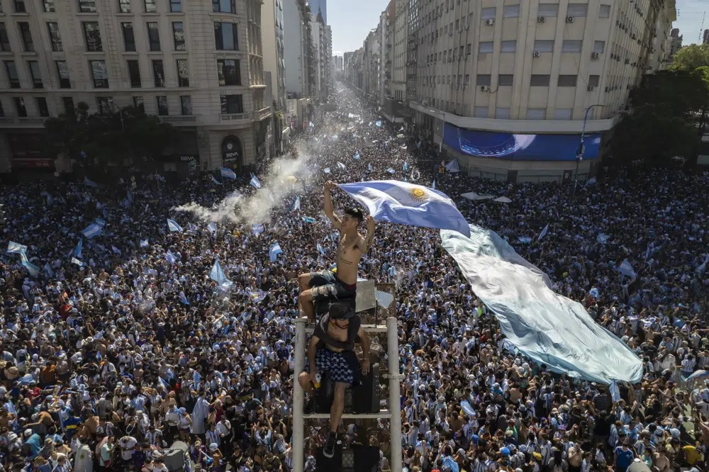 Bóng đá - Hàng triệu người hâm mộ đổ ra đường, đội tuyển Argentina phải diễu hành trên trực thăng (Hình 2).