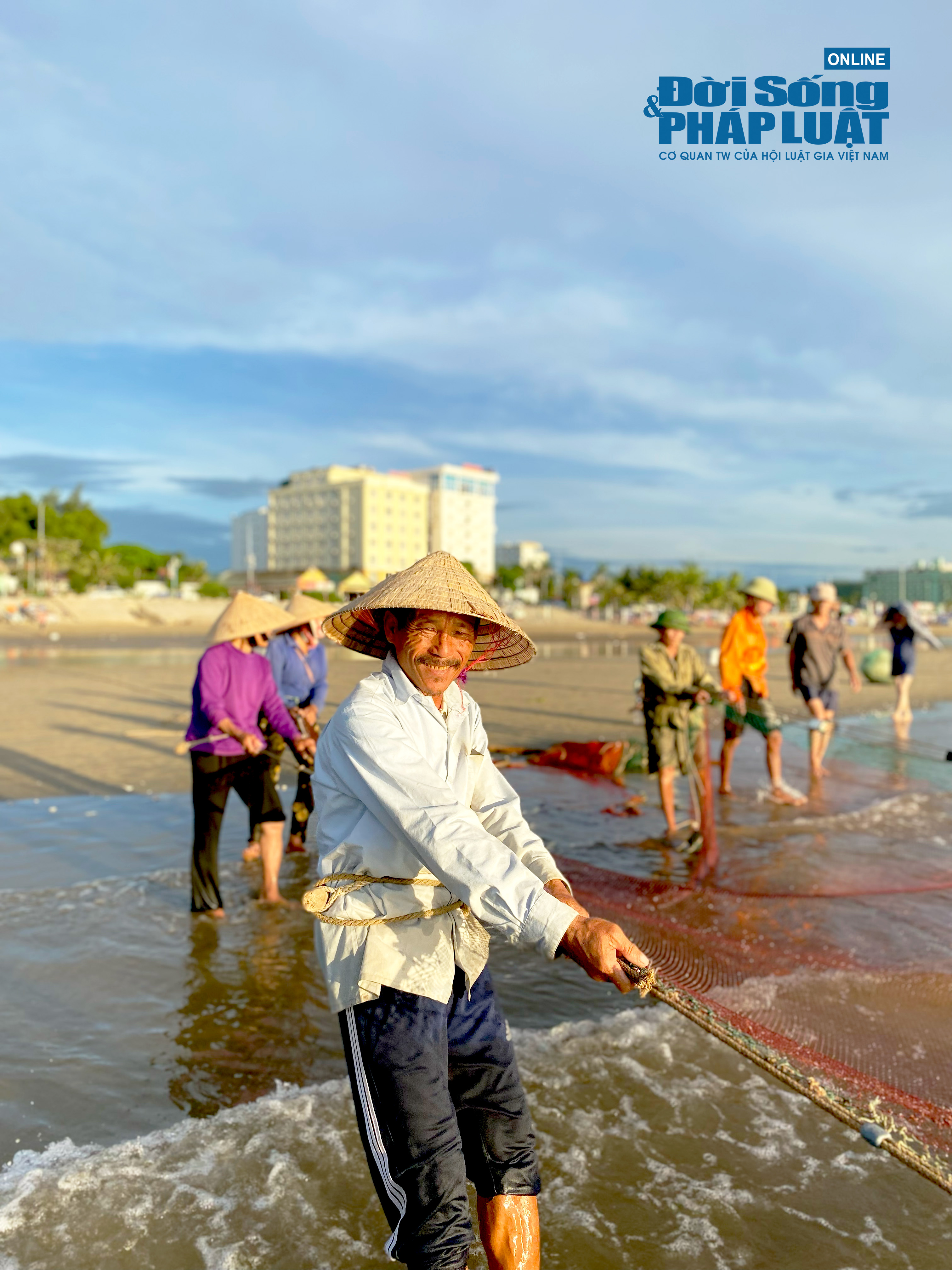 Đời sống - Nhọc nhằn nghề kéo lưới từ rạng sáng của những cụ già U60,70 tuổi ở Thanh Hoá (Hình 7).