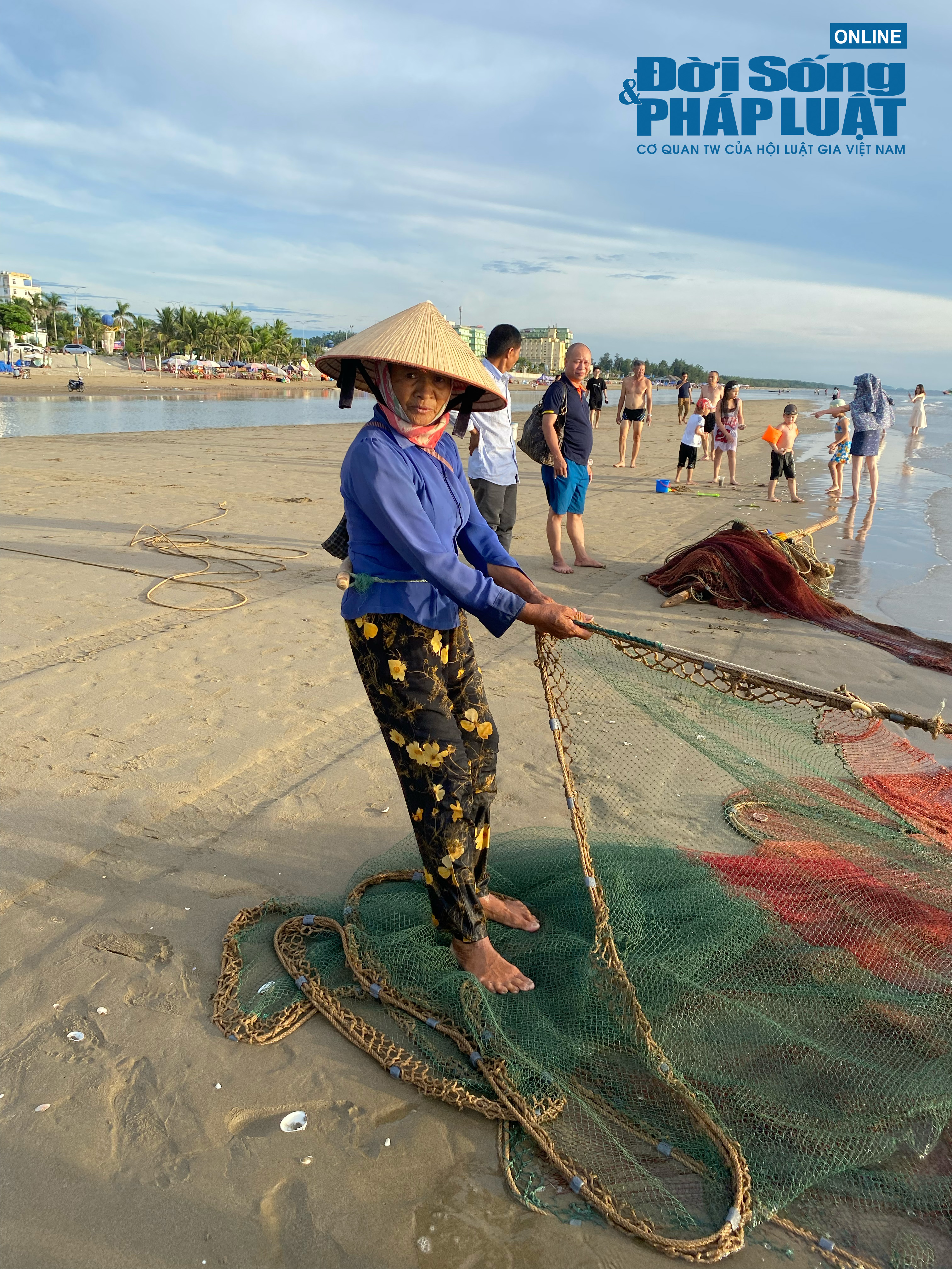 Đời sống - Nhọc nhằn nghề kéo lưới từ rạng sáng của những cụ già U60,70 tuổi ở Thanh Hoá (Hình 5).