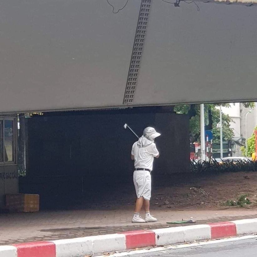 Tin trong nước - Hà Nội: Cụ ông 65 tuổi mang gậy ra đánh golf ở gầm cầu vượt giữa lúc giãn cách