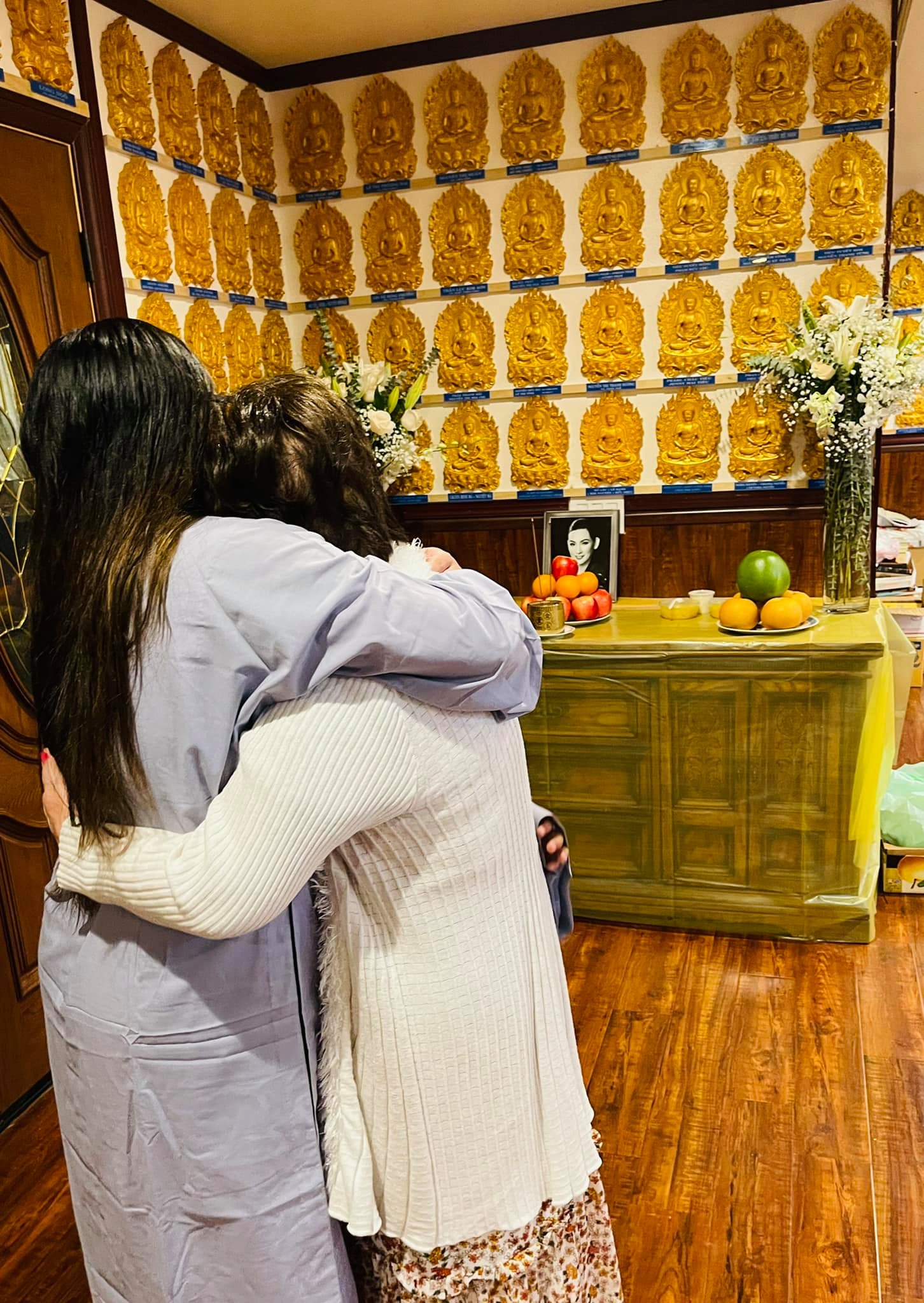 Giải trí - Lễ cầu siêu cho Phi Nhung tại Mỹ: Con gái Wendy Phạm và Trizzie Phương Trinh xúc động ôm nhau khóc (Hình 5).