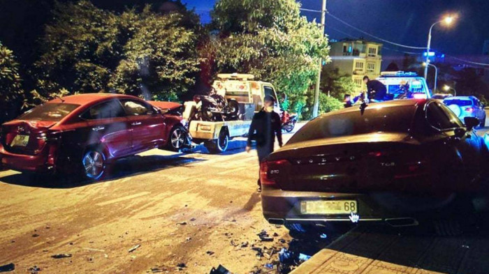Tin trong nước - Tin tức tai nạn giao thông mới ngày 24/10: Xe máy va chạm với xe đầu kéo, một thanh niên tử vong (Hình 2).