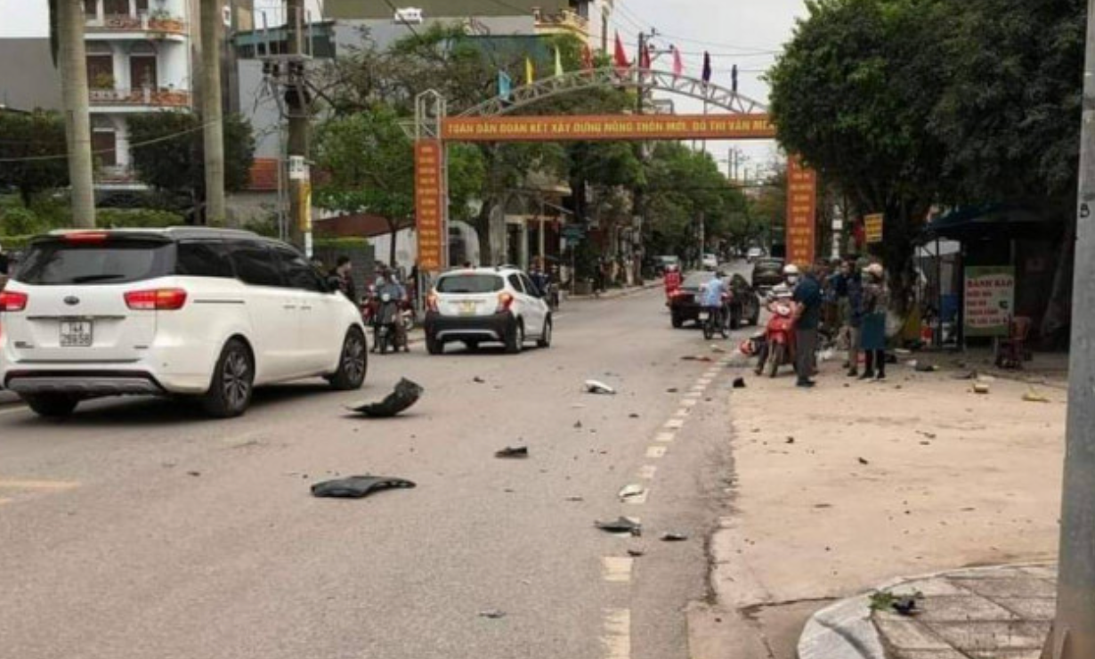 Tin trong nước - Tin tức tai nạn giao thông mới ngày 29/3: Xe sang lao vào nhà dân, đâm loạn xạ nhiều xe máy khiến 1 người tử vong