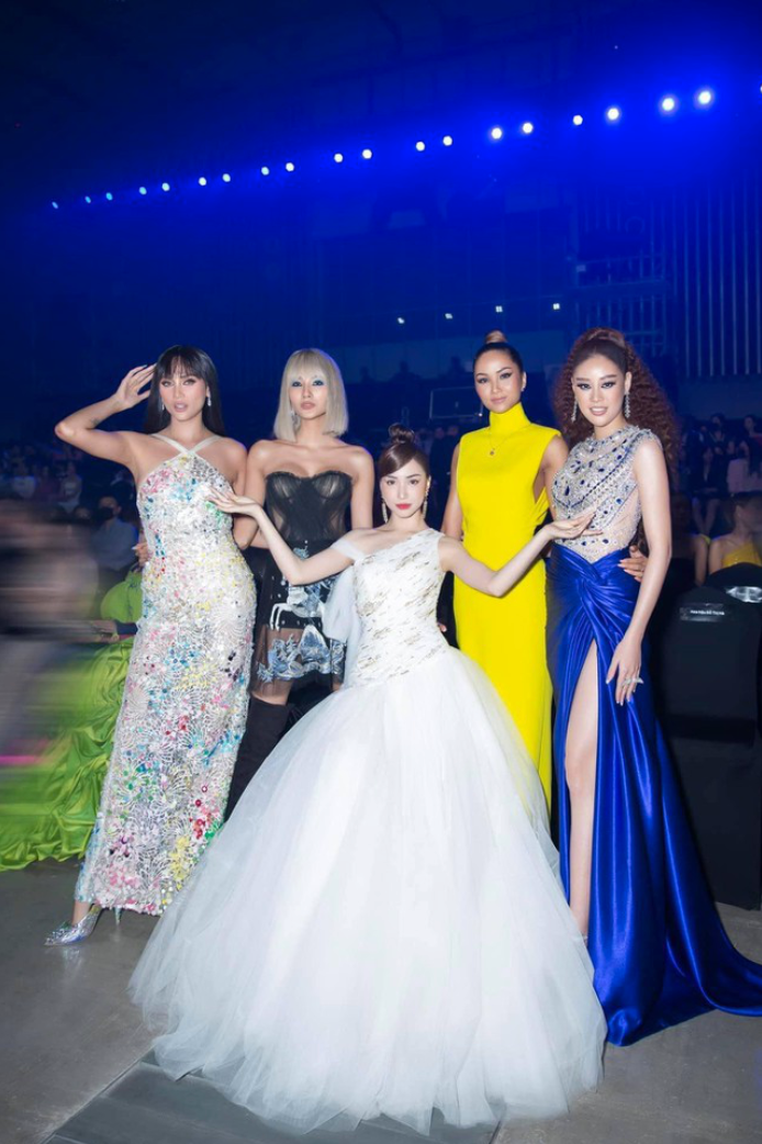 Giải trí - Hoà Minzy khoe nhan sắc xinh đẹp gợi cảm, tự tin đọ chiều cao với Hoa hậu Kỳ Duyên (Hình 3).