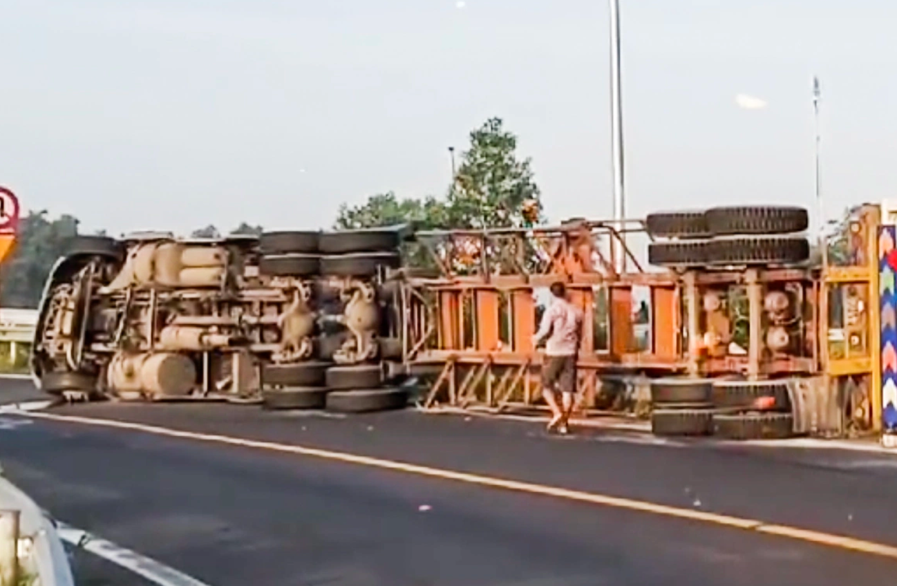 Tin trong nước - Tin tức tai nạn giao thông mới ngày 14/6: Xe container nổ lốp, lật ngang trên cao tốc TP.HCM - Trung Lương