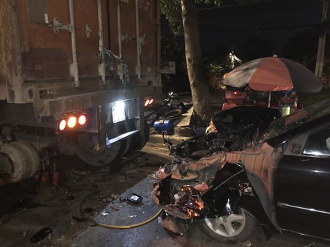 Tin trong nước - Tin tức tai nạn giao thông mới ngày 1/8: 'Xế hộp' Porsche va chạm xe tự chế, một phụ nữ tử vong (Hình 2).
