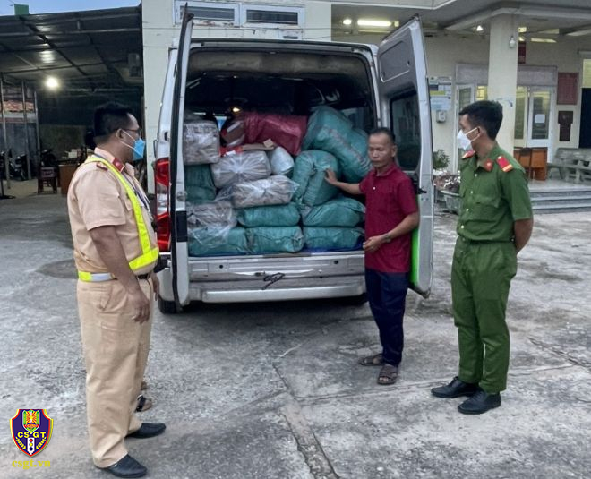 Pháp luật - Tây Ninh: Bắt xe 16 chỗ vận chuyển 300 kg pháo lậu