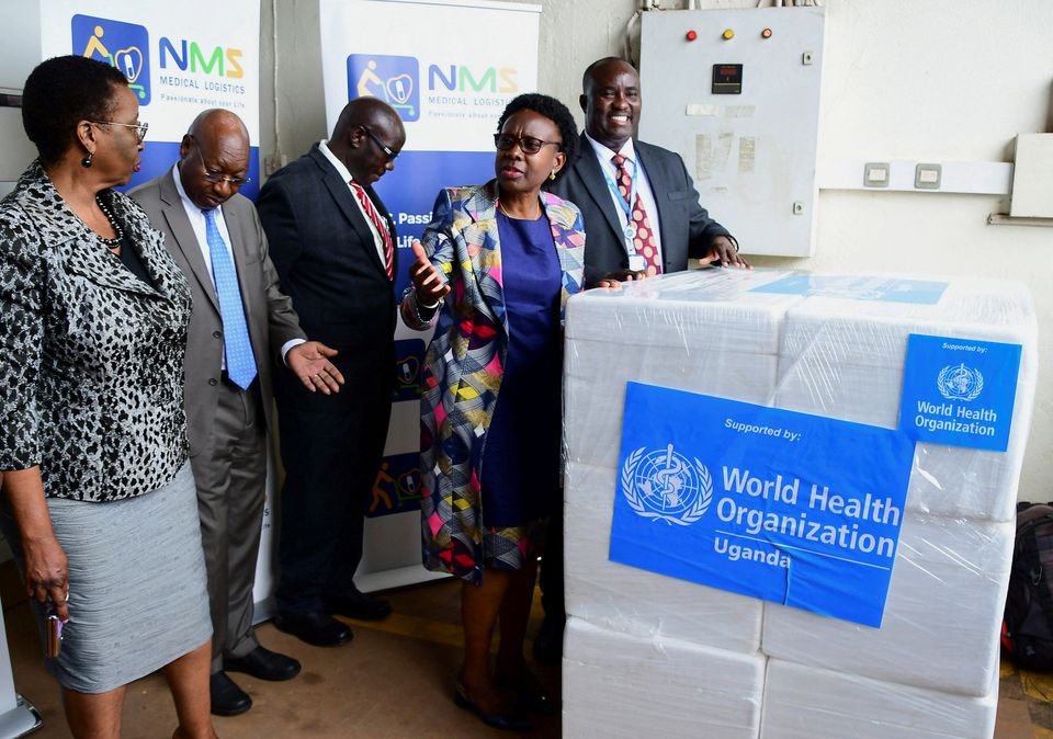 uganda tiep nhan lo vaccine ngua ebola