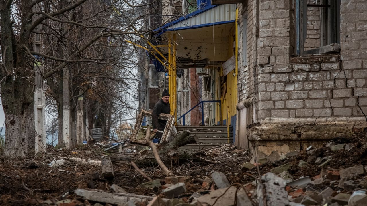 Tin thế giới - Nhân viên bưu điện mạo hiểm tính mạng phát lương hưu cho người già ở Siversk