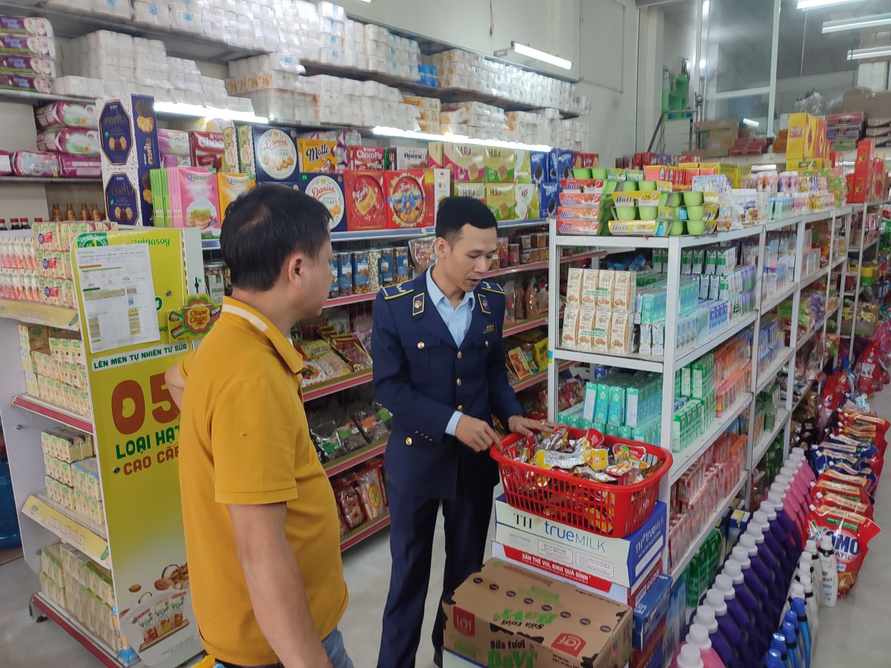 Tin trong nước - Thái Nguyên: Kiên quyết xử lý các mặt hàng thực phẩm trôi nổi khu vực cổng trường học