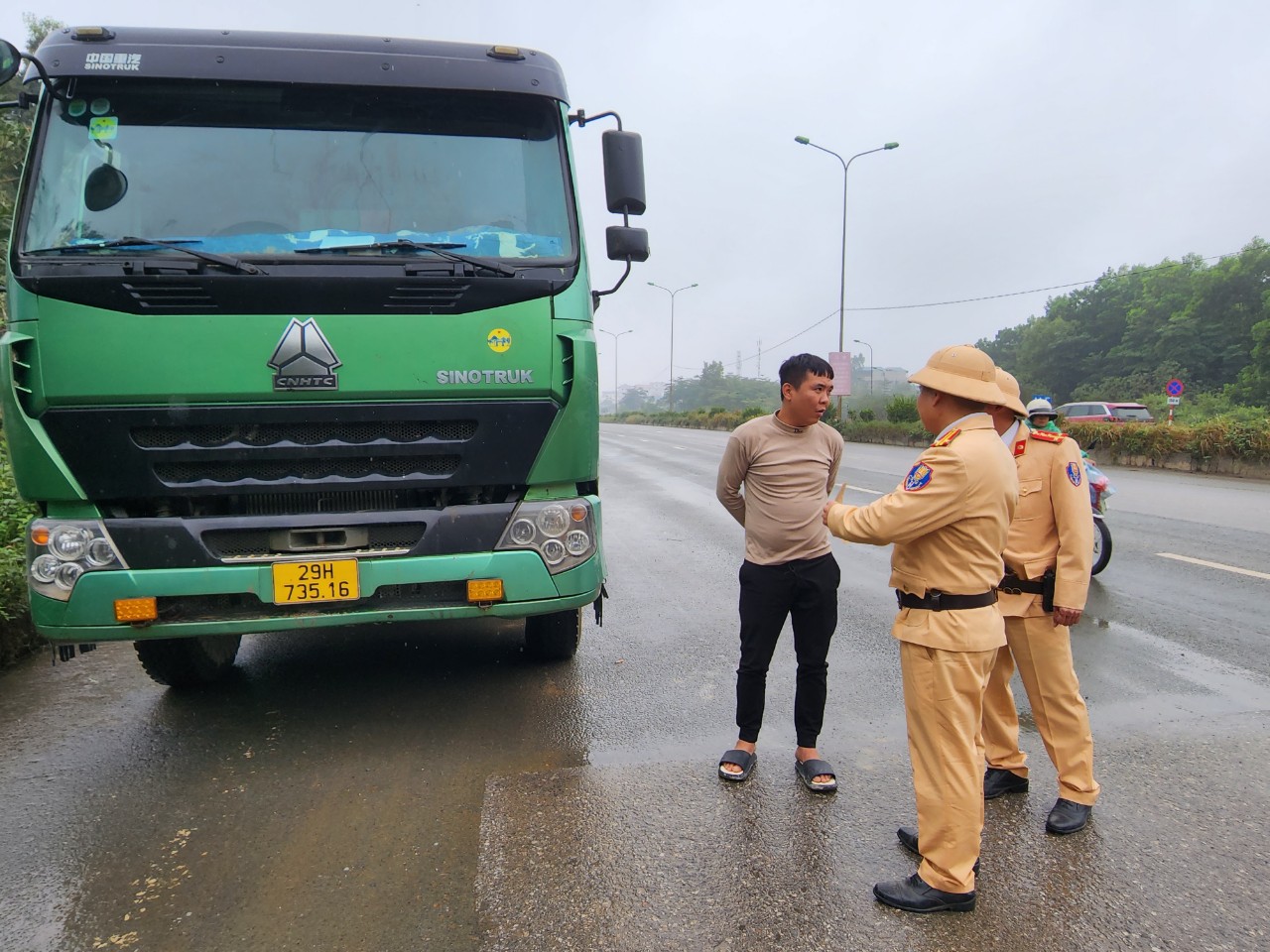Tin trong nước - Hà Nội mở đợt cao điểm xử xe tải vi phạm khu vực ngoại thành