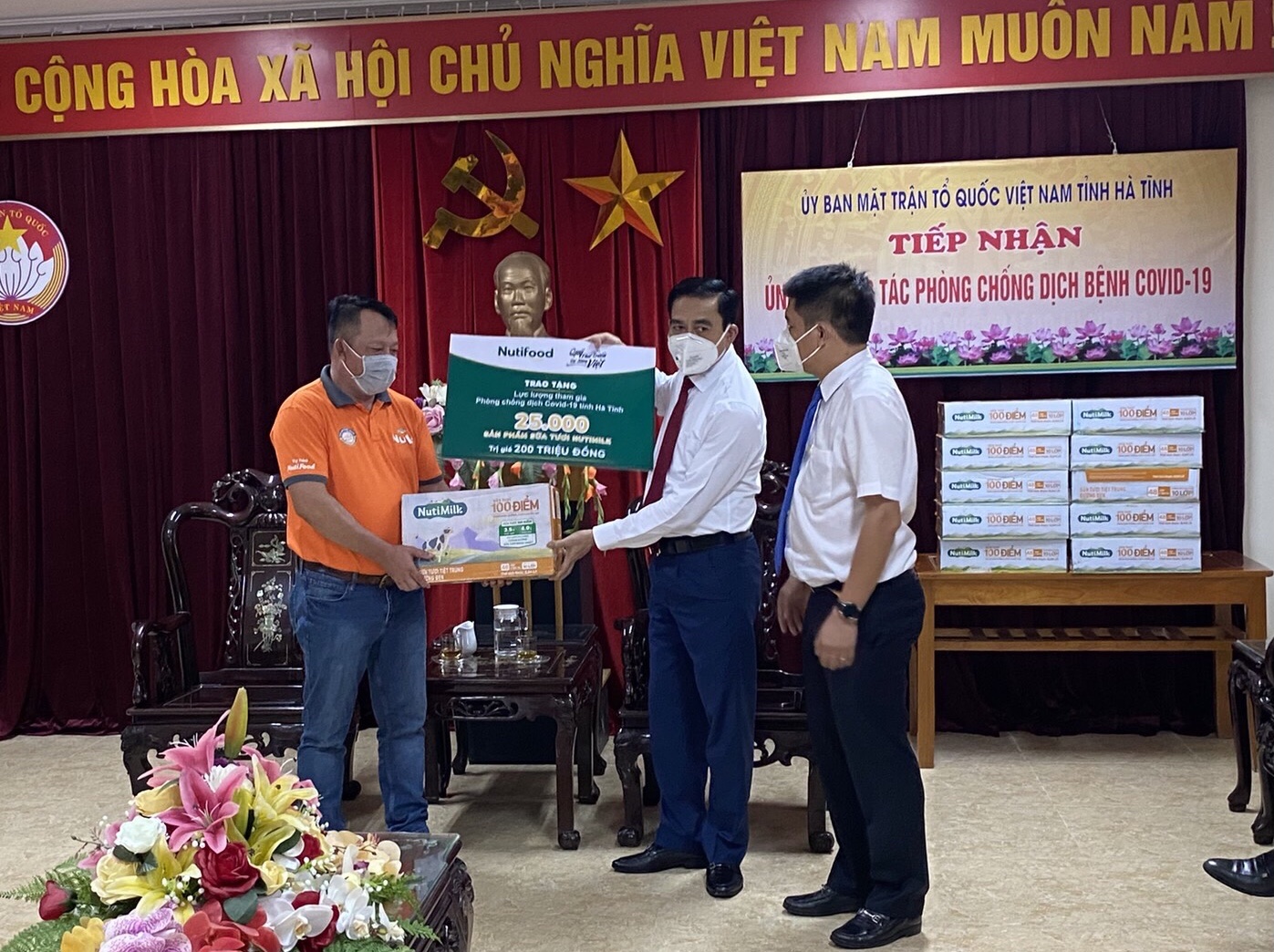 Truyền thông - Thương hiệu - Qũy Phát triển Tài năng Việt tiếp năng lượng cho lực lượng chống dịch Hà Tĩnh