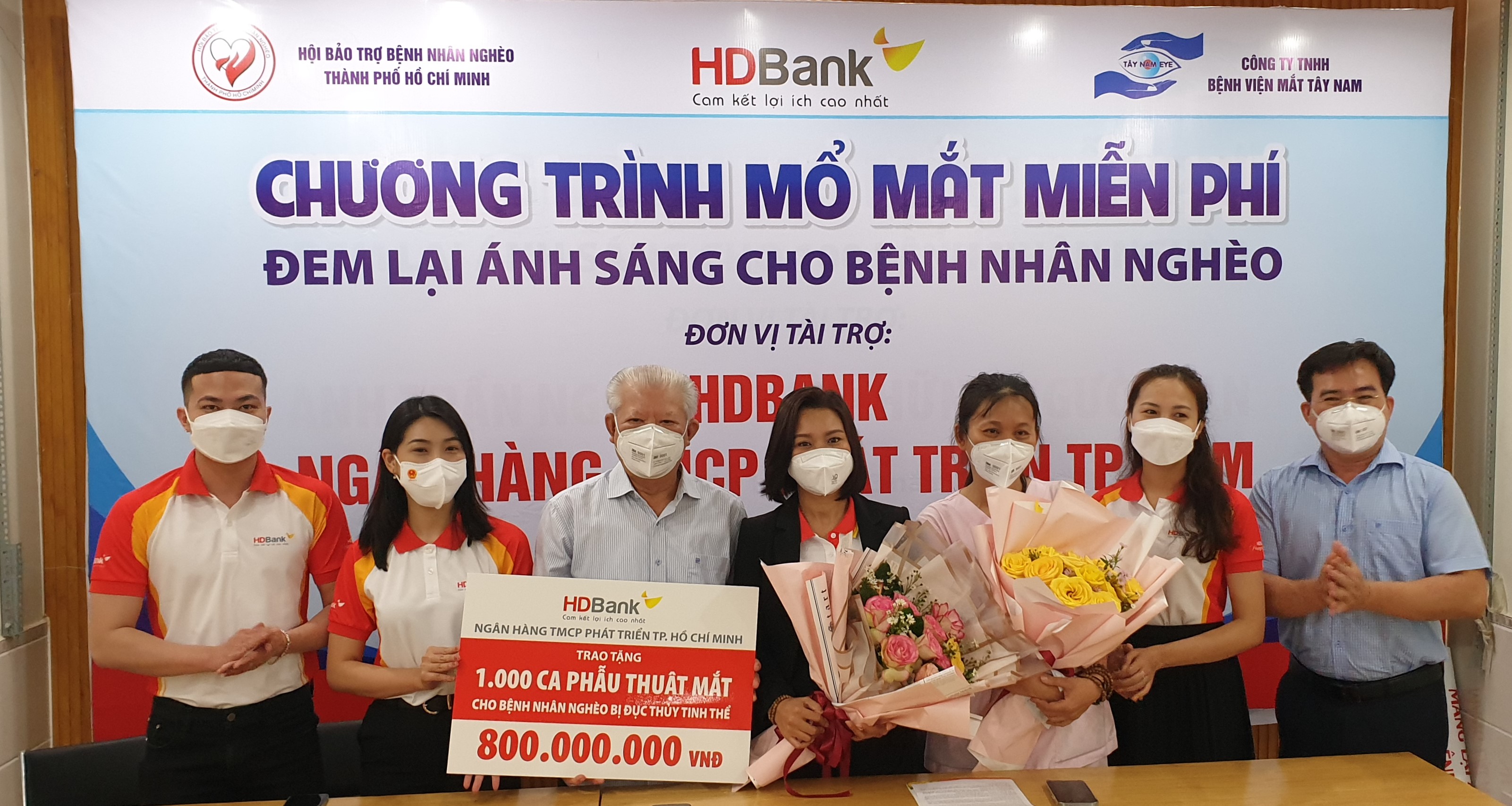 Kinh doanh - HDBank trao tặng 2.800 thẻ Bảo hiểm y tế và tài trợ 1.000 ca phẫu thuật mắt cho người dân (Hình 6).