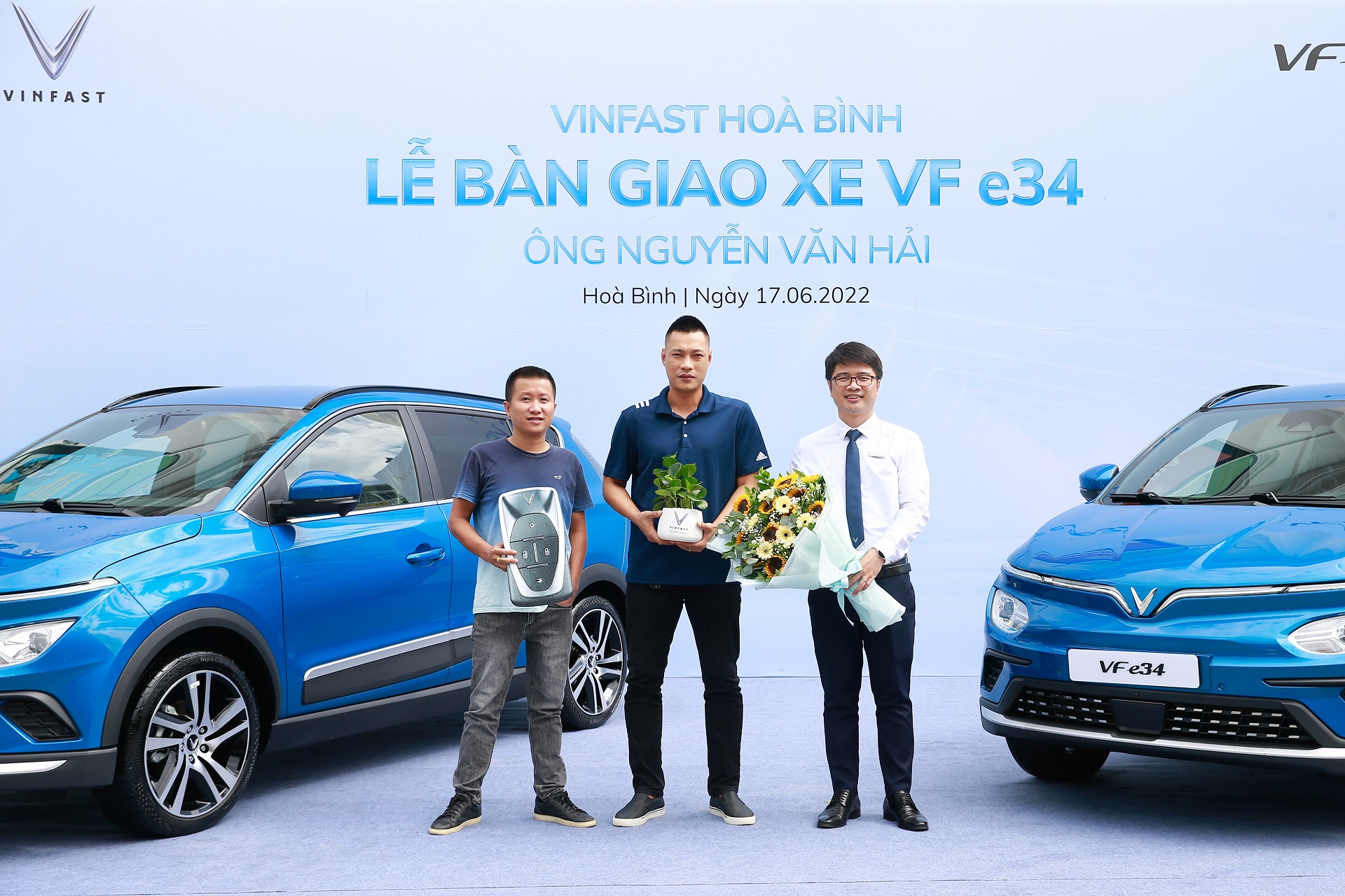 Kinh tế - Lô xe ô tô điện VinFast VF e34 đầu tiên chạy dịch vụ tại Hoà Bình