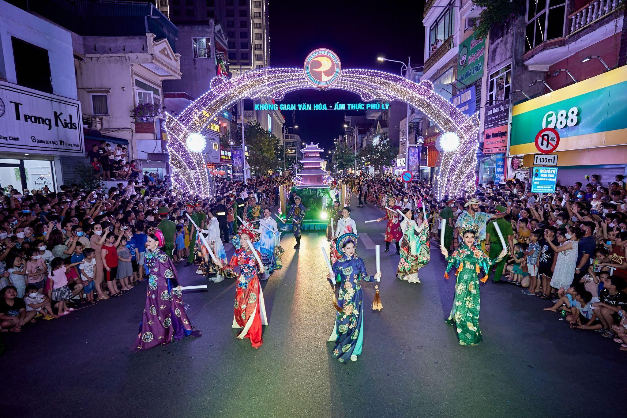Kinh tế - Những sắc màu mê hoặc tại Lễ hội đường phố Carnival Hà Nam