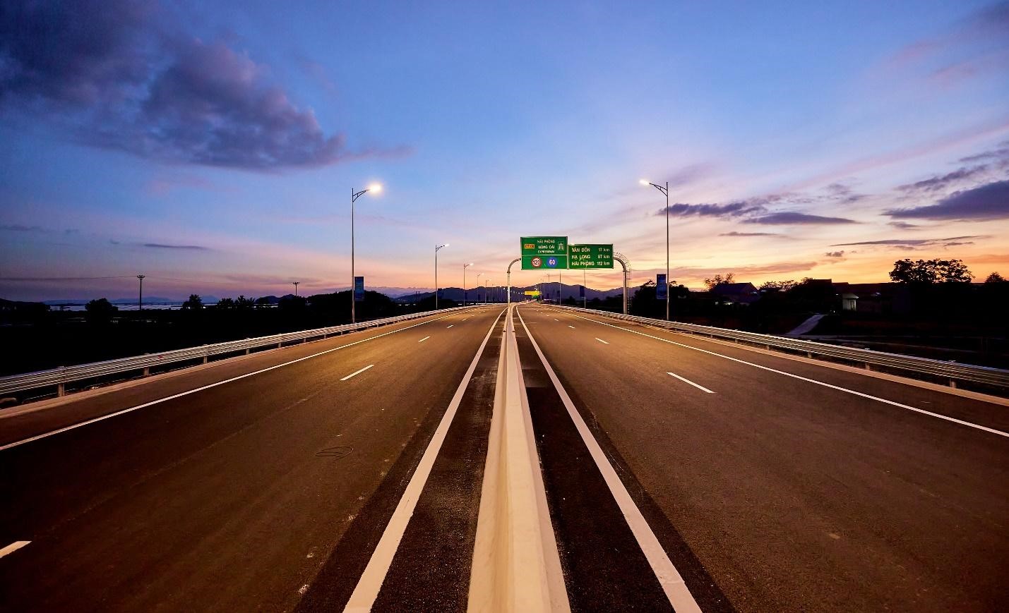 Kinh tế - Khám phá tuyến cao tốc Vân Đồn - Móng Cái có hệ thống chiếu sáng hiện đại nhất Việt Nam