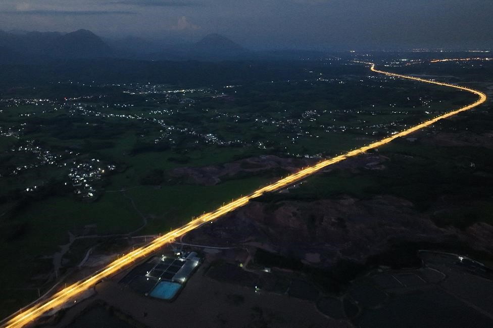 Kinh tế - Khám phá tuyến cao tốc Vân Đồn - Móng Cái có hệ thống chiếu sáng hiện đại nhất Việt Nam (Hình 3).