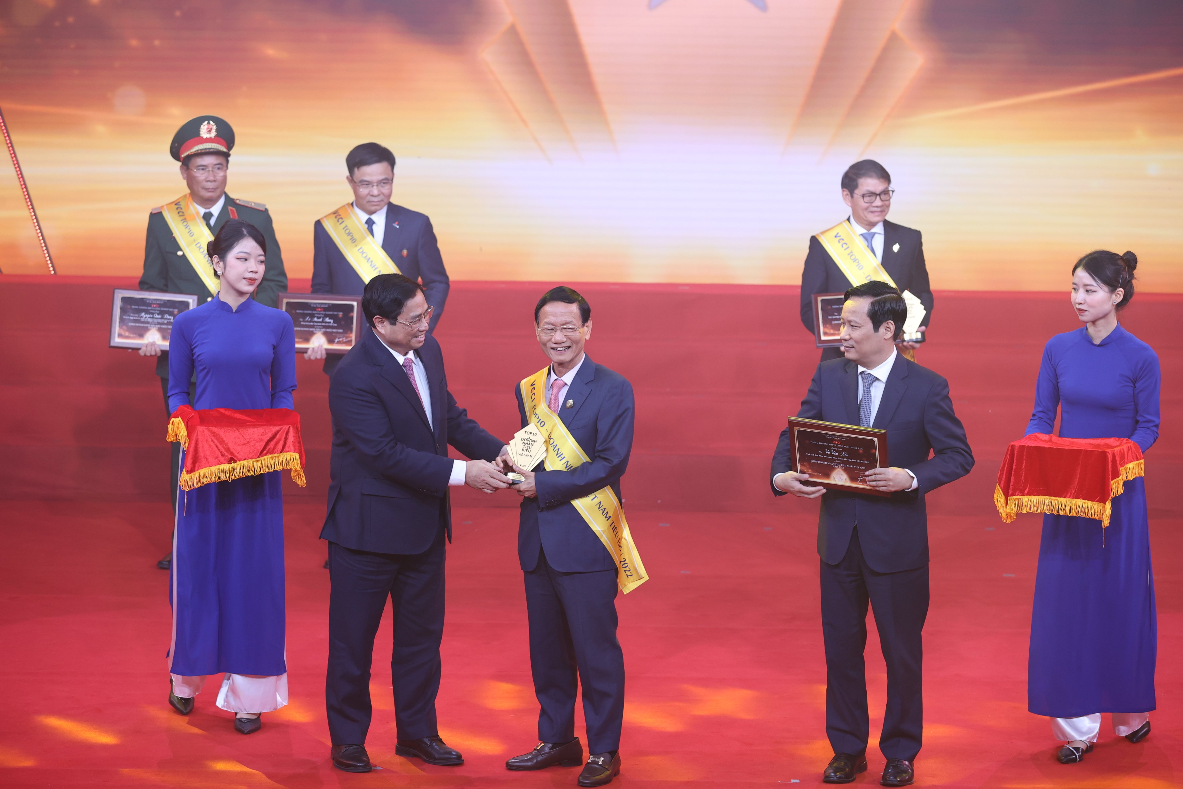 Kinh tế - Tôn vinh Top 10 doanh nhân Việt Nam tiêu biểu năm 2022 (Hình 2).