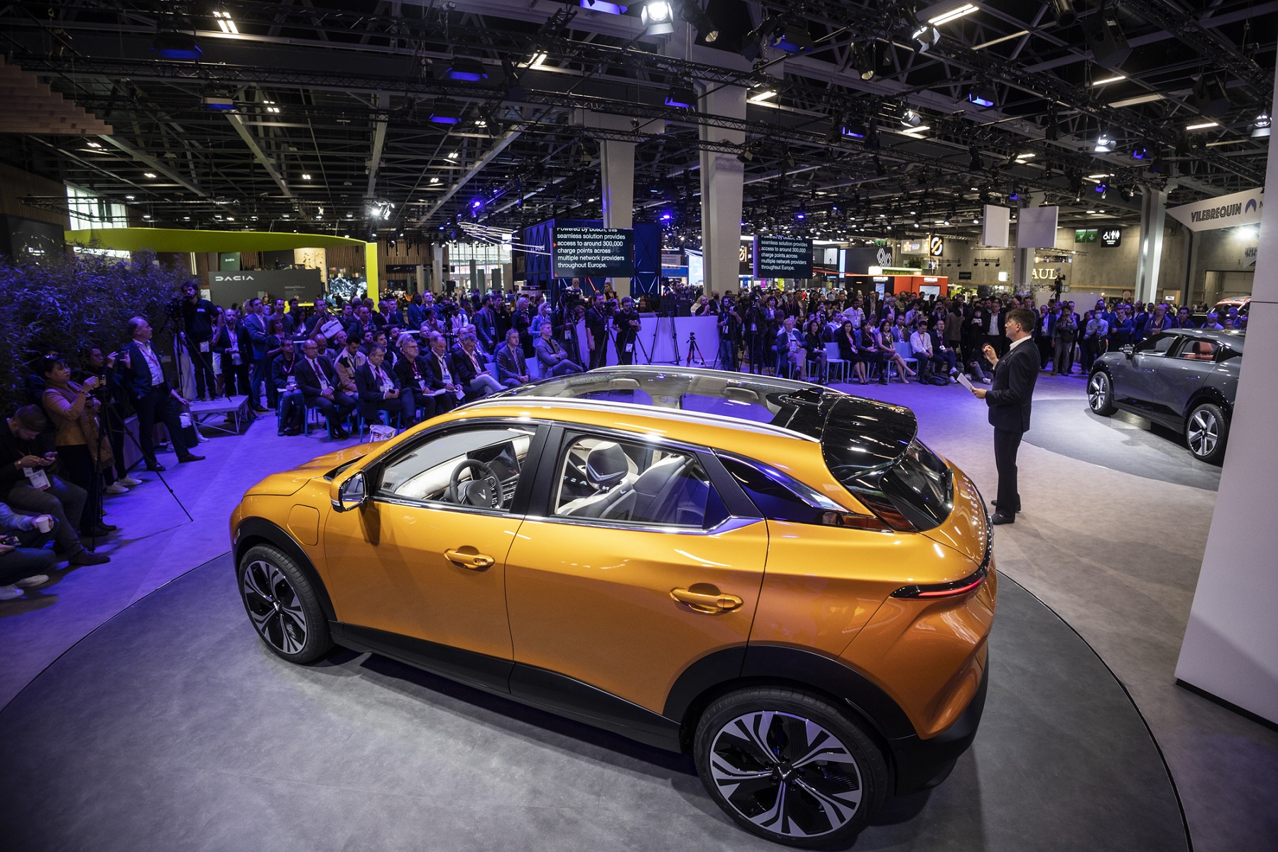 Kinh tế - 4 mẫu xe điện VinFast hút khách tại Paris Motor Show 2022