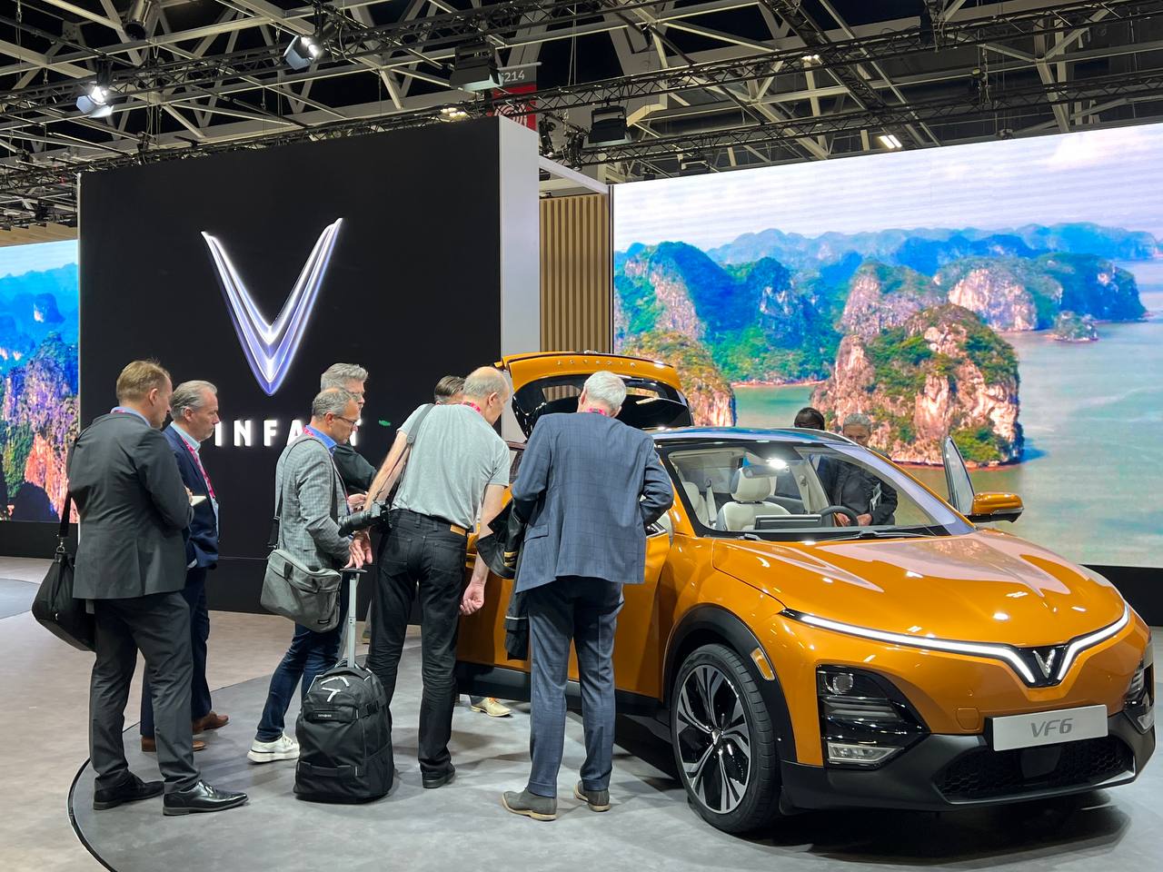 Kinh tế - 4 mẫu xe điện VinFast hút khách tại Paris Motor Show 2022 (Hình 2).