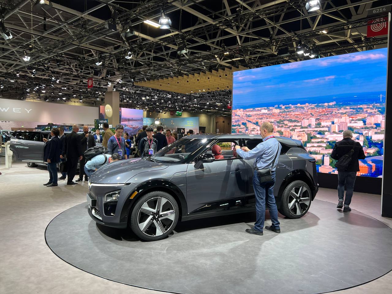 Kinh tế - 4 mẫu xe điện VinFast hút khách tại Paris Motor Show 2022 (Hình 5).