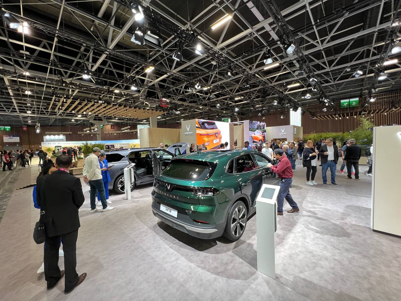 Kinh tế - 4 mẫu xe điện VinFast hút khách tại Paris Motor Show 2022 (Hình 6).