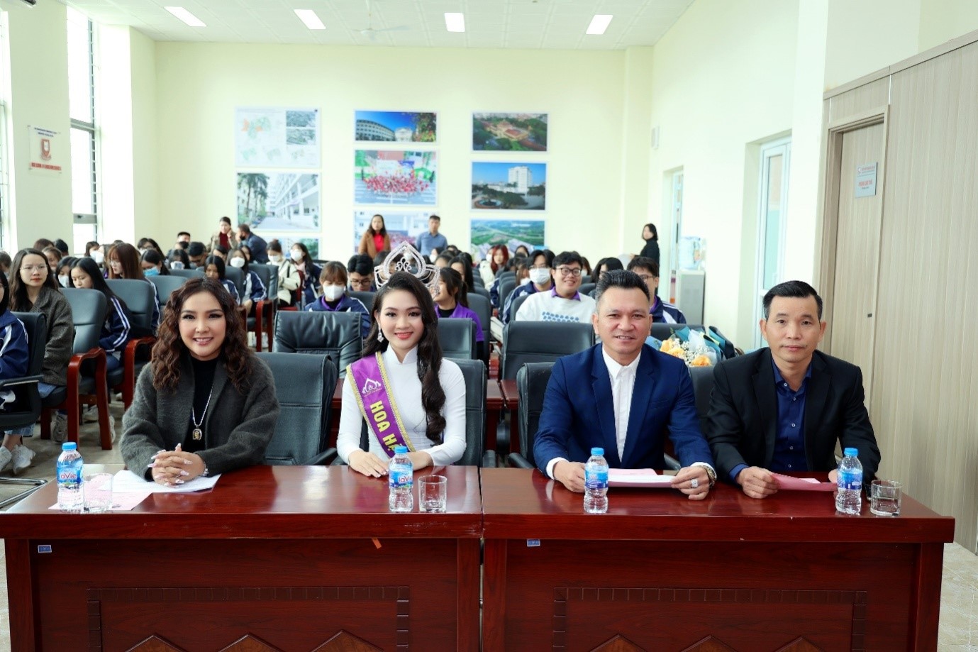 Văn hoá - Tân Hoa hậu Nguyễn Mai Anh mang vương miện về thăm trường 