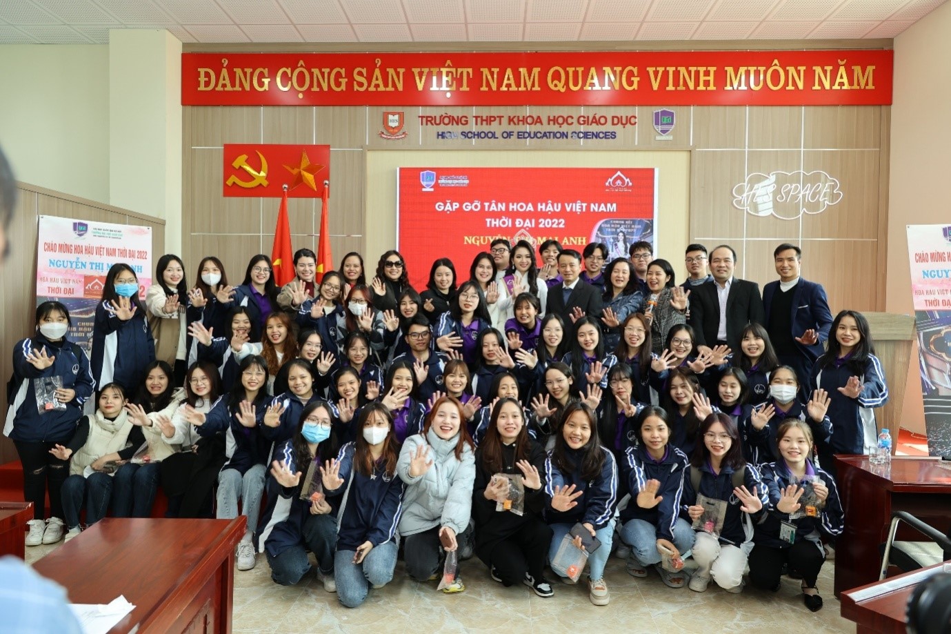 Văn hoá - Tân Hoa hậu Nguyễn Mai Anh mang vương miện về thăm trường (Hình 11).