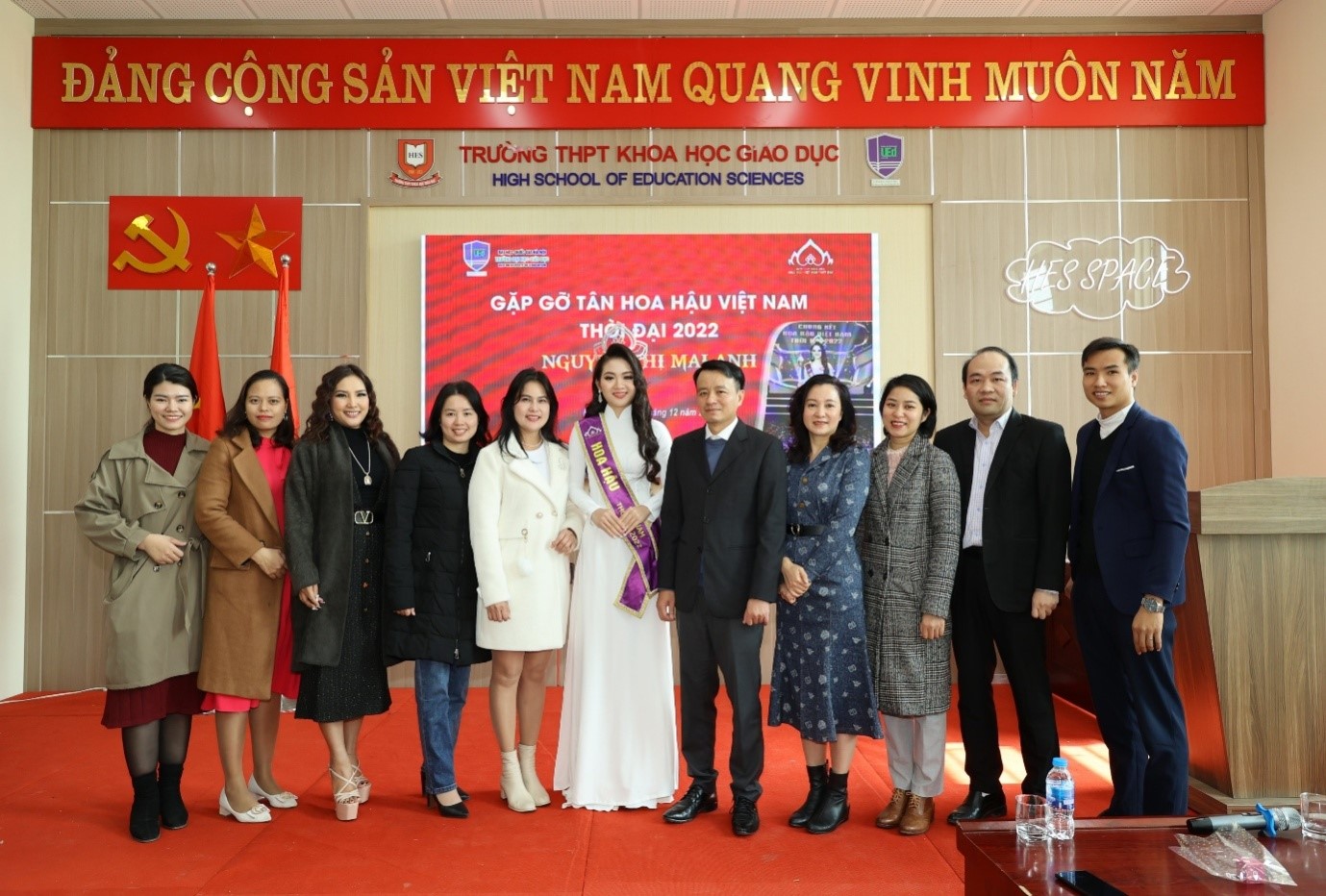 Văn hoá - Tân Hoa hậu Nguyễn Mai Anh mang vương miện về thăm trường (Hình 8).
