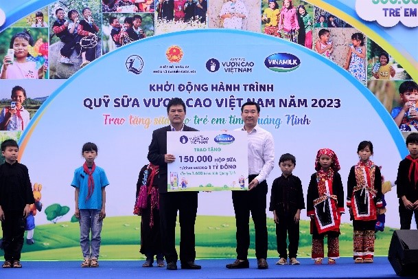 Kinh tế - Vinamilk & Quỹ sữa Vươn cao Việt Nam khởi động hành trình năm thứ 16 tại Quảng Ninh (Hình 2).