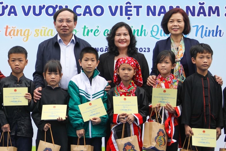 Kinh tế - Vinamilk & Quỹ sữa Vươn cao Việt Nam khởi động hành trình năm thứ 16 tại Quảng Ninh (Hình 3).